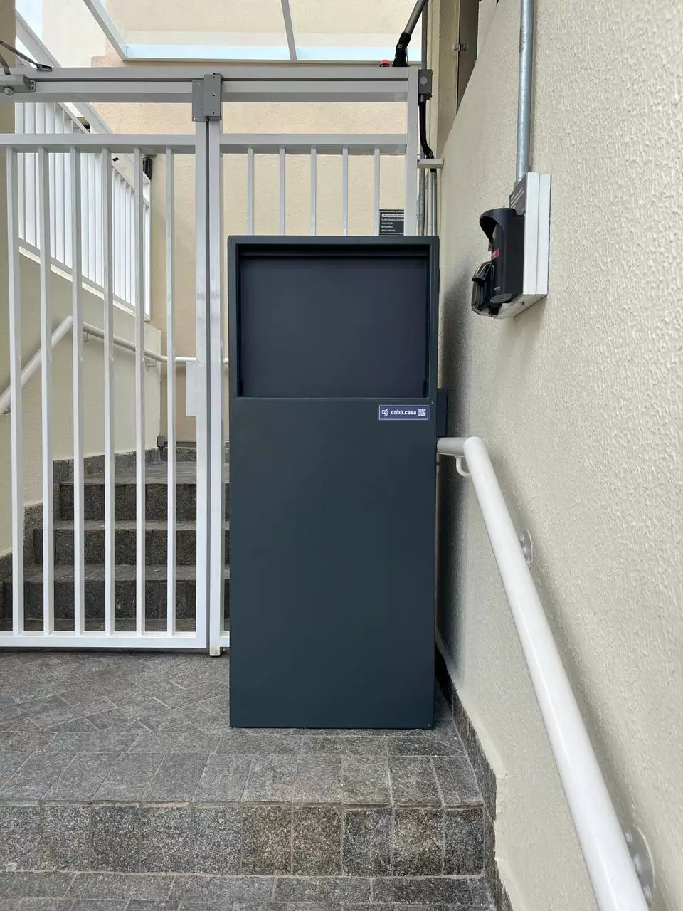 Armário e caixa de correio inteligente na entrada de apartamento