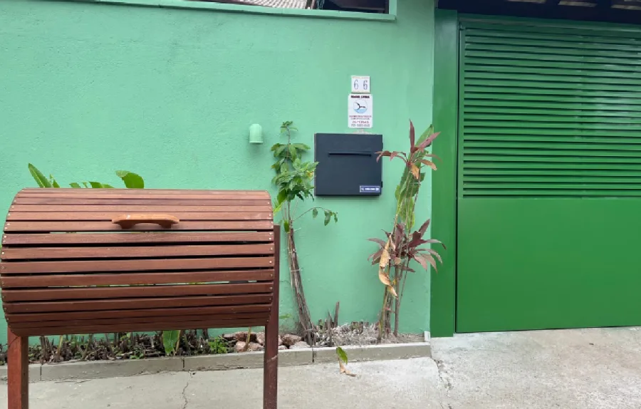Caixa de correio inteligente em fachada de casa de rua